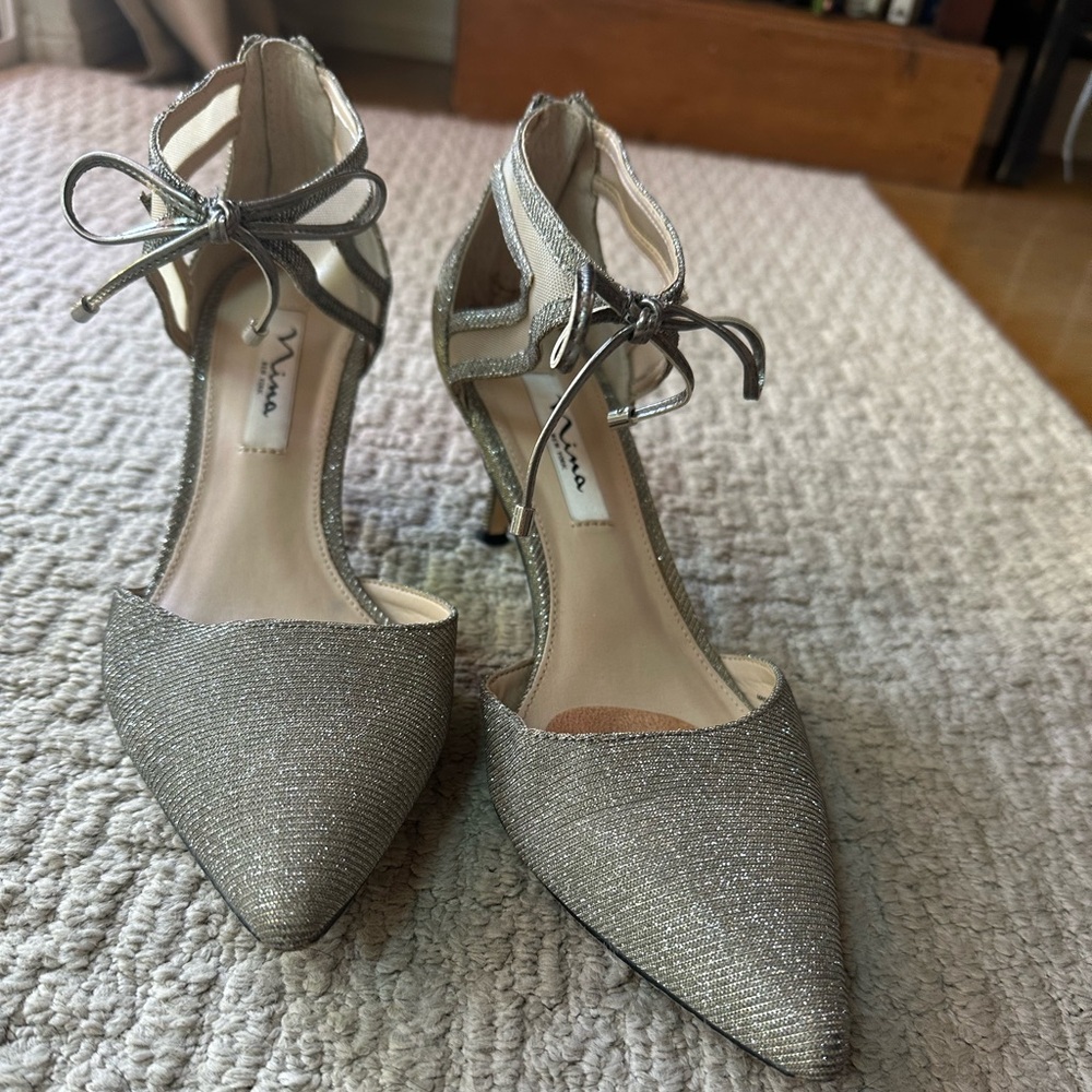 Nina Shimmering Steel Metallic Textured Pump -gold/silver shimmer- Size 8.5